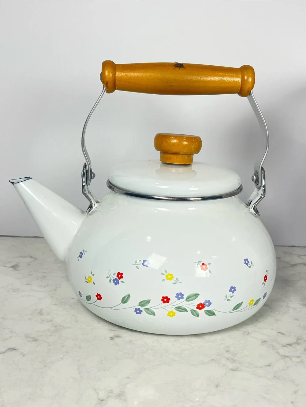 Corelle 2.5 quart .English Meadow pattern. Enamel  Teapot with Wood-Tone Handle